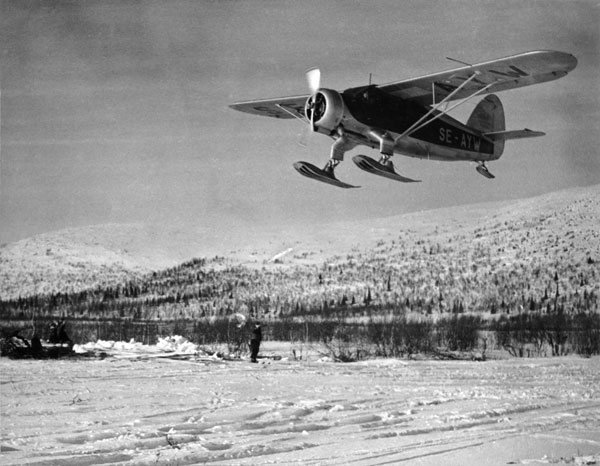 Tore Jonsing och Jean Karlsson transporterar virke för renstängsel på Saivofjället i mars 1949. Foto: Johnny Gran, Aftonbladet 1949, via Jean Karlsson.