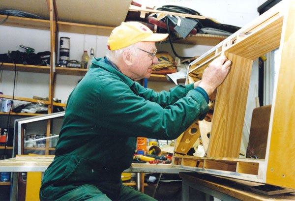 Jean bygger ny fönsterram till Norseman SE-CGM. Foto via Jean Karlsson.