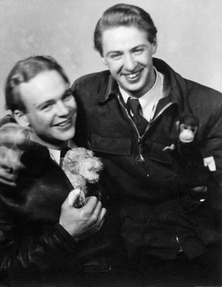 Jean Karlsson t.v. och Sven Forsberg t.h. Sven var också färdmek i AB Norrlandsflyg 1947. Foto okänd