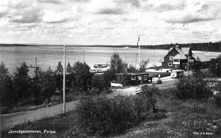 Vykort med Porjus järnvägsstation och "tågbryggan" intill. Foto: J E Nahlin