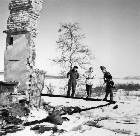 Jean Karlsson i svart skinnmössa t.v. Foto: Tore Jonsing