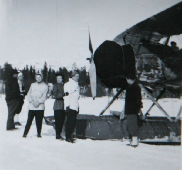 Den bärgade Hawker Osprey SE-AYR stående på Jaurekaskas sandbankar våren 1949. Foto: Anna Lindberg.