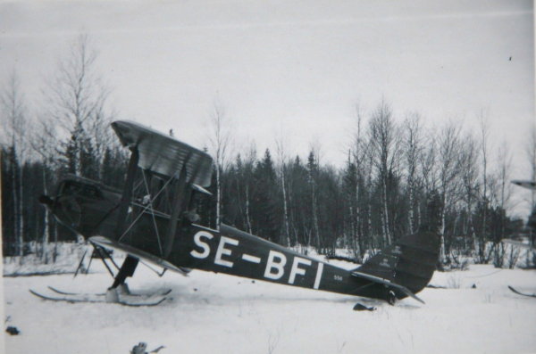 Fisk-Flygs Moth Trainer SE-BFI. Ännu ett plan skymtar t.h, troligen deras andra Moth. Foto: Anna Lindberg.