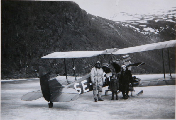 SE-BFI vid Teusajaure påsken 1947. Fr. v. Knut Liljedahl, jag och min mamma Anna. Foto: Erling Lindberg.