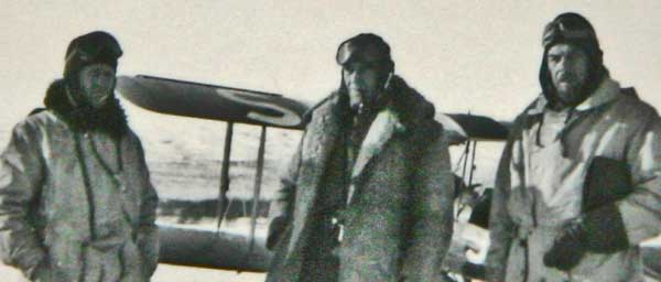 Detalj från föregående bild till hjälp för vidare identifiering av mannen till höger. Från vänster: Erland "Flygarnisse" Nilsson, Knut Liljedahl och "Tage", se nedan. Foto: Anna Lindberg.
