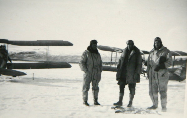 "Erland, Knut och Tage" har Anna skrivit under denna bild i albumet. En hög med rödingar ligger vid flygarnas fötter. Foto: Anna Lindberg.