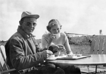 Herje Westrin och Astrid Andersson i slutet av 1940-talet. Han var chef för segelflyget på Ålleberg, hon kontorist på Ålleberg och på KSAK i Stockholm. De gifte sig sen. Hon lever än. Foto: Yngve Lindgren