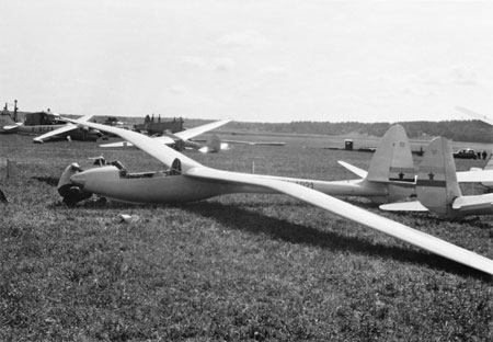 Jugoslaven Boriseks Orao 2 och stjärten på jugoslaven Arbajters Weihe som har samma målning på fenan. Foto: Yngve Lindgren