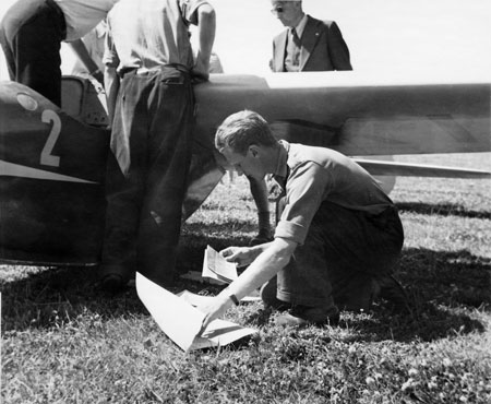Dansken K. A. Rasmussen med sin Fi-1. Foto: Yngve Lindgren