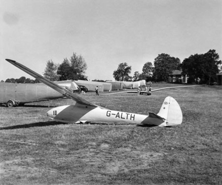 Engelsk Weihe på parkeringen. Orao 2 i bakgrunden. Foto: Yngve Lindgren