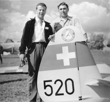 Amerikanen René Comte vid sin schweiziska Moswey IV med "Southern California Soaring Association Inc." på fenan. Foto: Yngve Lindgren
