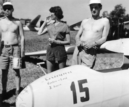 Norrmannen C. J. Haydn med medhjälpare och fru t.v. Efter två tävlingsdagar som slutade i Laxå, passade någon på att döpa hans plan till "Laxåexpress". Foto: Yngve Lindgren