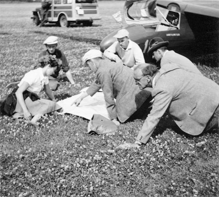 Enligt Rolfs jämförelser med skriften Segelflyg-VM 1950 ses här engelska laget kring Lorne Welch och hans mörka Weihe från "Surrey gliding club". T.v. sitter troligen lagledaren Ann Douglas. Foto: Yngve Lindgren