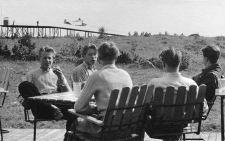 Utanför Ållebergs retaurang. Ett glidflygplan startar med gummirep från startbryggan i bakgrunden. Foto: Yngve Lindgren