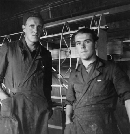 Ållebergs verkstad. Yngve Lindgren står t.h. T.v. praktikanten Nils Jönsson från Nedansjö i Norrland. Foto via Yngve Lindgren