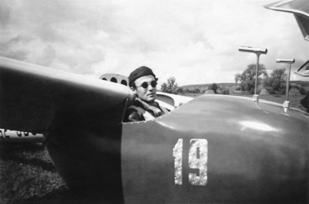 Rudolf Abelin, provflygare vid AB Flygindustri. Planet är kanske Fi-1 SE-SCO från just AB Flygindustri. Foto: Yngve Lindgren