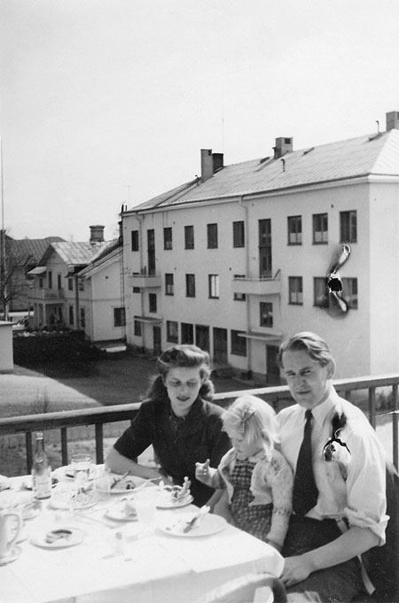 Olle med fru och dottern Agneta på Stadshotellets terrass i Ljusdal runt 1946. (Två negativskador har lämnats oretuscherade) Foto via Agneta Molin
