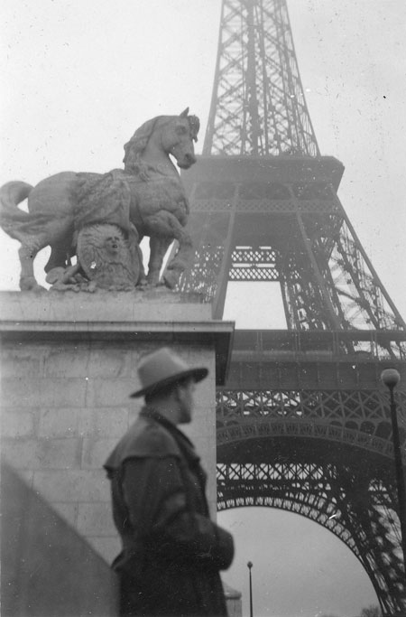 "Första anhalt: Paris". Olle eller Rolf? Foto via Agneta Molin
