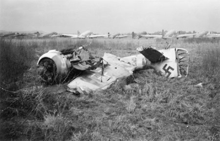 Bakom vraket står långa rader av militära DC-3:or. Foto via Agneta Molin