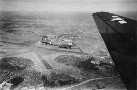 Kanske på väg till nästa flygfält för att se andra typer av plan? Foto via Agneta Molin
