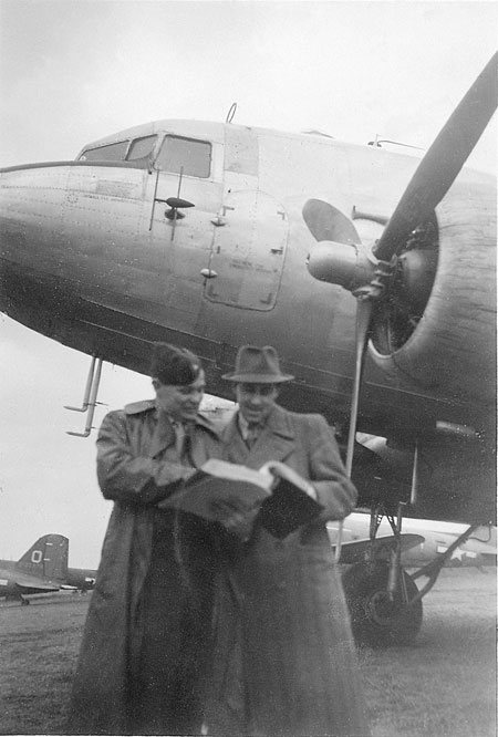 "Rolf gör upp affärerna". Han står precis framför en DC-3:a. Foto via Agneta Molin