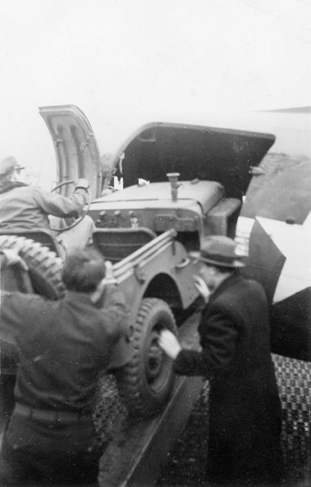 En jeep lastas in i "kundvagnen" Foto via Agneta Molin