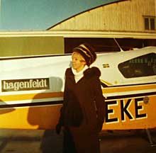 Min fru Annita vid Beech Baron SE-EKE 1968. Foto: Jan-Peter Möllerberg