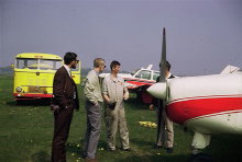 Jag, Ronnie Eriksson, serviceman samt Tor Hagenfelt på Bulltofta vid Musketeeren SE-EKM. Foto: Jan-Peter Möllerberg