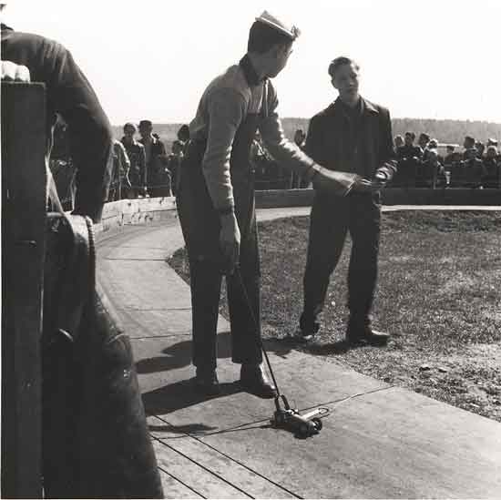 Här står jag på banan för att starta min bil, assisterad av Beng-Åke Sundqvist. Det var min första tävling. Bilden är från 1956. Foto: Evan Möllerberg.