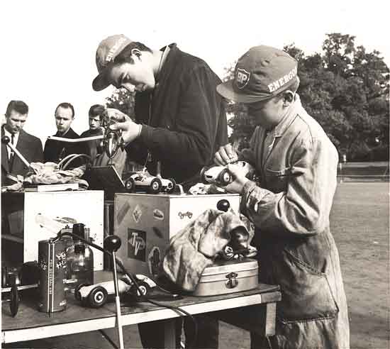 Jag och och Ulf Bratting mekar våra bilar på Modellsportens dag i Stockholm 29/9 1957. Foto: Evan Möllerberg.