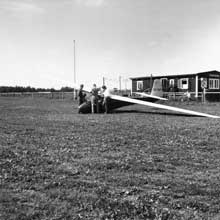 Segelflygare vid K 8:an SE-SWP framför klubbhuset 1962. Foto: Jan-Peter Möllerberg