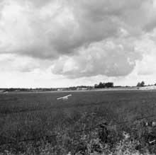 Utsikt över flygfältet 1962 med hangaren i bakgrunden. Foto: Jan-Peter Möllerberg
