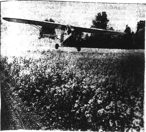 Bild i Nerikes Allehanda den 13 juli 1951 när Jordbruksflyg demonstrerade bepudring i Närke för första gången.
