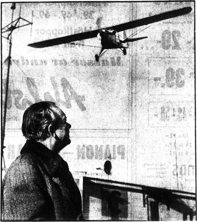 Pejlantennen på Tornet syns bakom Stig Stornfelt. Foto i Nerikes Allehanda 1957-08-23