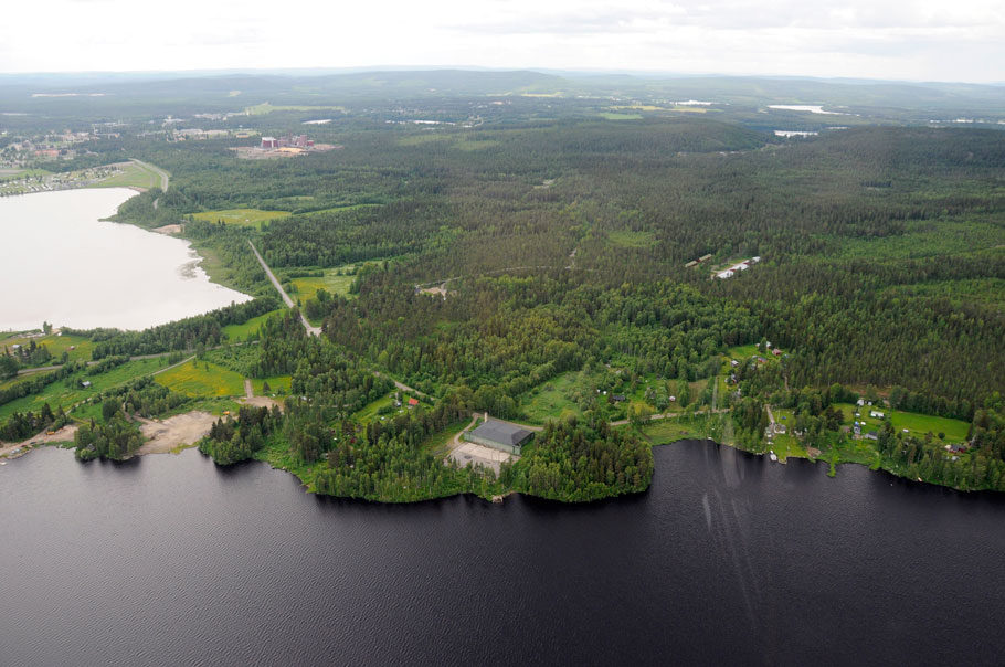 Vy åt SV med Buddbyträskets södra ända närmast, det mindre Bodträsket t.v. och Bodens västra delar synliga strax bortom. Foto: Polisflyget i Boden