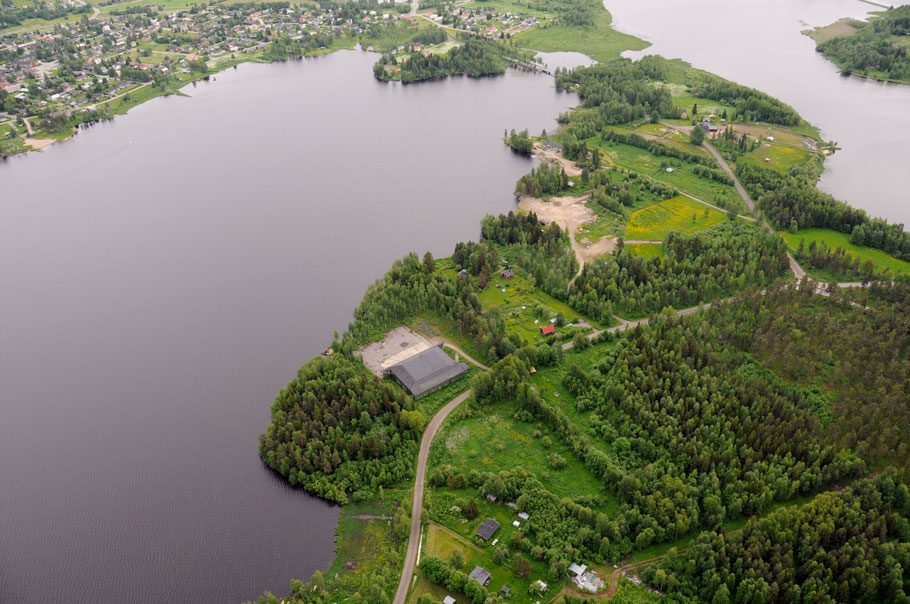 Landtungan mellan Buddbyträsket och Bodträsket med Svartbjörsbyn i bakgrunden – Bodens norra utkant. Foto: Polisflyget i Boden
