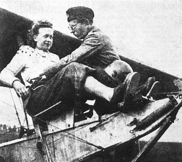 Fluygklubbens instruktör Gunnar Brenkner spänner fast Hjördis Kristoffersson. Bild i Norrbottens-Kuriren den 20 jun 1947.