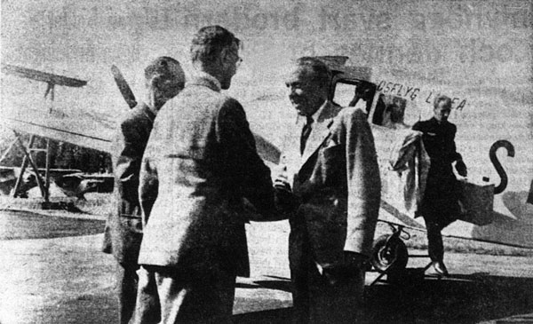 Folke Bernadotte anländer till Bodens flygplats i Norrlandsflygs Cessna Crane SE-ASD. Foto i Norrbottens-Kuriren 7 jul 1947.