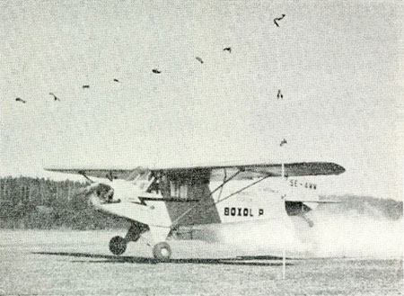 Sid 8: Flygning genom en port som bara är centimerar bredare än planet och inte mer än 3 meter hög.