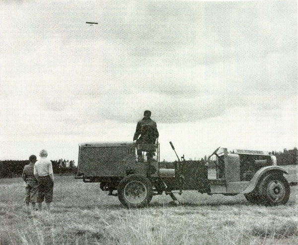 Sid 13: En SG-38 tillhörande Eskilstuna flygklubb dras upp av deras nya, egenhändigt konstruerade vinsch med 140 hk motor.