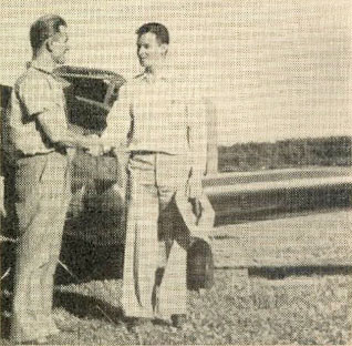 Sid 40: Laroy Månsson t.v, här i samtal med Paul Mac Cready.