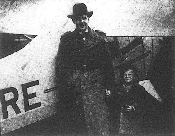 Den lille "kikhostflygaren" med sin pappa efter flygturen. Foto i Örebro Dagblad 3 aug 1946 av Åke Ahlstrand.