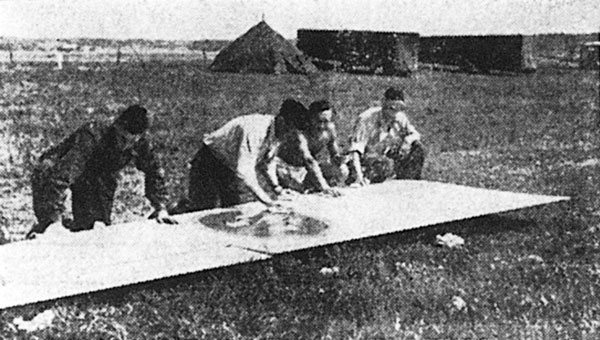 F 7:s lag putsar sitt plan noggrant under vilodagen. Foto i Örebro Dagblad 5 jul 1947