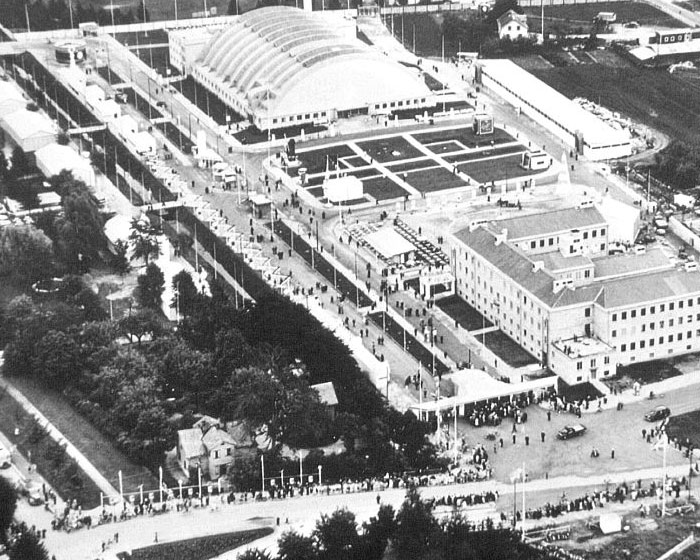 Örebroutställningen 1947 med en stor vit barack vid det intressanta hörnet av gräsytan mitt emellan Centrala verkstadsskolan och Idrottshuset, men inget flygplan syns där. Bildkälla: Örebro stadsarkiv/okänd fotograf, bild nr PS-227-213.