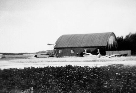 Cessna Airmaster SE-ANO eller ANP t.v, en Cub t.h. Foto via Mikael Östberg