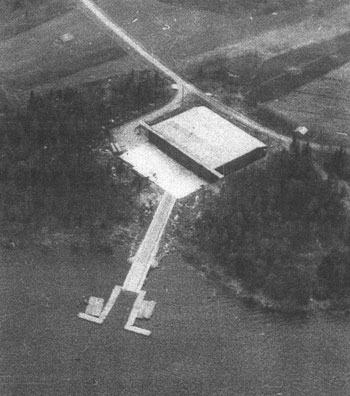 Flygambulansens hangar och slip till Buddbyträsket. Foto ur boken Ambulansflyg, för jämförelser