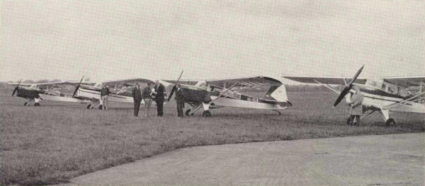 Ett nyligen taget foto på två Terrier I och två Tugmaster som ska hämtas från Rearsby av sina svenska ägare. De två Terrier-planen ska till Örebro Bil- och Flygklubb och en Tugmaster ska till Kronobergs Flygklubb. Den andra Tugmastern ska till Mr. C. E. Åberg.