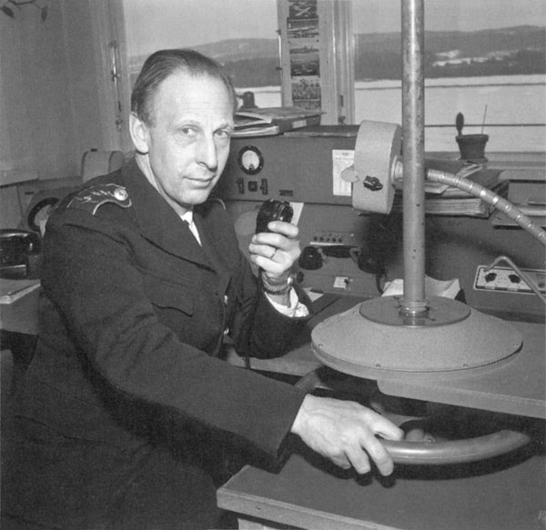 VDF-pejlens ratt för vridning och skala för avläsning. Bilden visar Carl-Gustaf "Kaggen" Rydelius i Jönköping någon gång runt 1953-55 med en likadan pejlutrustning som han kämpat hårt för att få och som behövdes så väl. Foto: Roni (Rolf Nilsson) Reklam & Industri foto, via Bo Rydelius. Återfinns på sid 74 i Carl-Adam Nycops bok "Högt Spel i Luften"