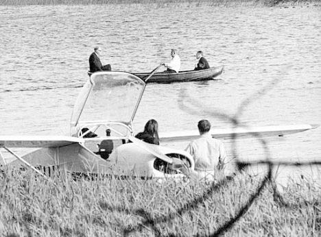 Tage Erlander i aktern, Kosygin vid årorna. I fören en Säpo-man. Foto: Okänd i juli 1968.