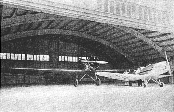 Den nya hangaren i Örebro. T.h. ses Örebro Läns Automobil- och Flygklubbs Klemm 35.